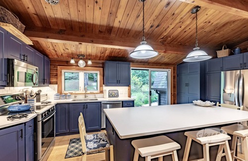 Muskoka Lakes Cottage | 4 bdrm + loft! 3 bath. Cottage+Renovated Guest Cabin!
