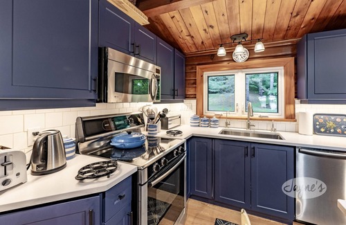 Muskoka Lakes Cottage | 4 bdrm + loft! 3 bath. Cottage+Renovated Guest Cabin!