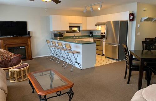 Big White Ski Resort Condo | 4 Bdrm - Ski in/Out Condo - Private Hot Tub! Quick walk to the Village