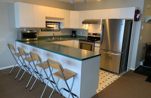 Big White Ski Resort Condo | 4 Bdrm - Ski in/Out Condo - Private Hot Tub! Quick walk to the Village