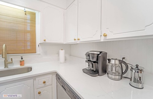 Summerville House | 4 Bdrms 3 Bath 2 Kitchens 2 Laundry Fenced In Yard & More - The Townie