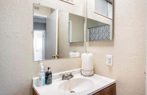 Paradise House | 4 bed 2 bath Reno with Private Pool