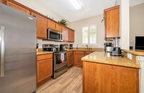 Regal Palms House | 4 Bed 3 Bath Resort Town Home - Enjoy Pool & Amenities - close to Disney & Golf!