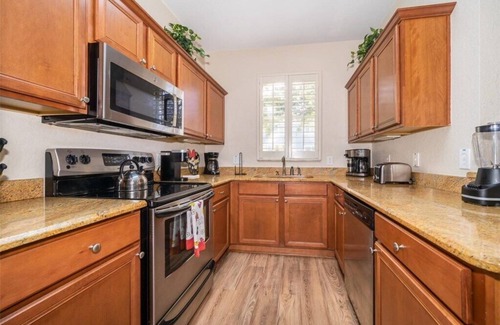 Regal Palms House | 4 Bed 3 Bath Resort Town Home - Enjoy Pool & Amenities - close to Disney & Golf!