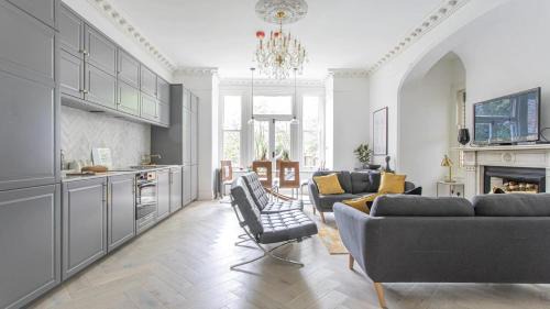 Ealing Apartment | 4-Bed Flat in West London Sleeps 8 8 min to Tube