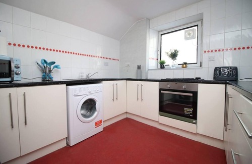 Castle Apartment | 4 Bed Flat - Sleeps 4 - Parking - Wifi
