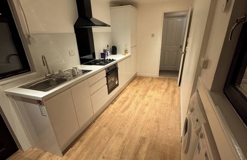 Beattock Cabin | 4 Bed House - Sleeps 9 - HotTub - Parking