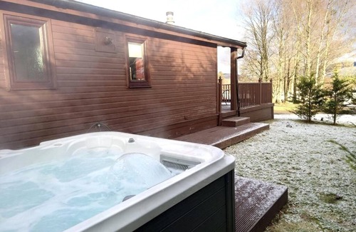 Beattock Cabin | 4 Bed House - Sleeps 9 - HotTub - Parking