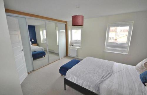 Milton Keynes House | 4 Bed House - Sleeps 8 - HotTub - Garden - Parking