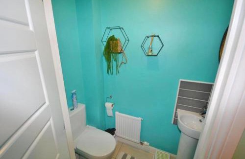 Milton Keynes House | 4 Bed House - Sleeps 8 - HotTub - Garden - Parking