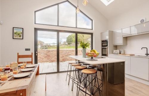 Dunstable House | 4 Bed in Dunstable 93632