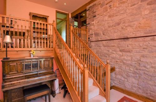 Combs House | 4 Bed in Whaley Bridge PK534