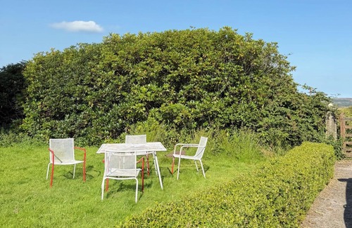 Bolton House | 4 Bed Retreat-Sleeps 7-Parking-Garden-Lake Views
