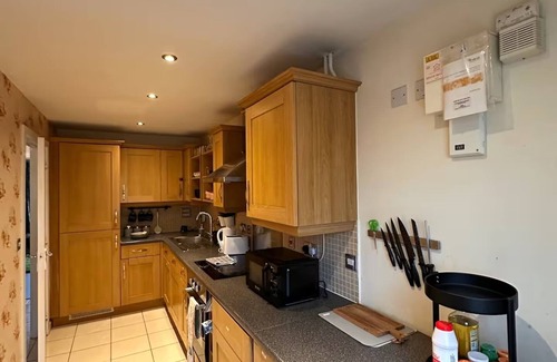 Eaton Socon House | 4 Bed Town House with free parking
