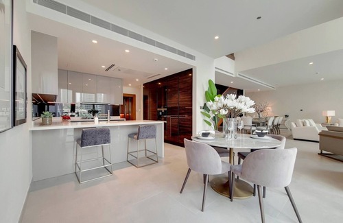 Dubai Marina Villa | 4 bed villa with marina views in Jumeirah hotel.