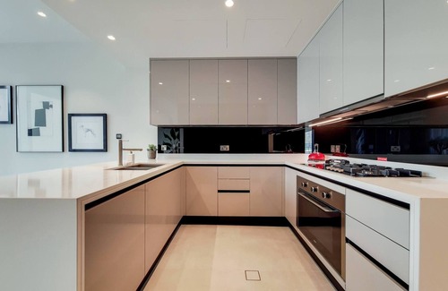 Dubai Marina Villa | 4 bed villa with marina views in Jumeirah hotel.