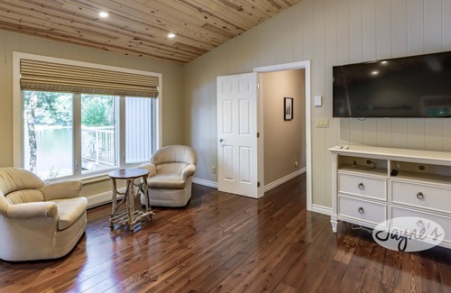 Minett Cottage | 4 bedroom, 2 Bath, Quiet Bruce Lake, Minett, Privacy!