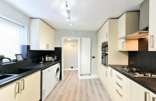 Pontefract Apartment | 4 Bedroom, 2 bathroom house - Free Parking