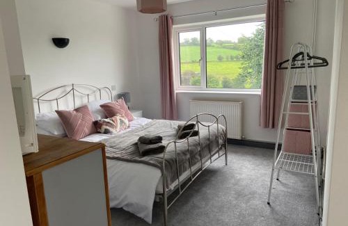 Glandyfi House | 4 bedroom bungalow in peaceful countryside with log burner - Talar Deg, Capel Madog
