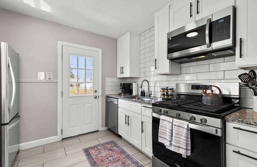 Center Line House | 4 Bedroom Bungalow in the "Heart of Metro Detroit"