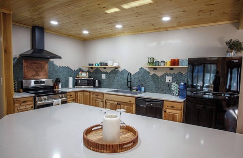 Altamont Cabin | 4-bedroom cabin in beautiful Newland with AC, Heat and WiFi. Enjoy nature