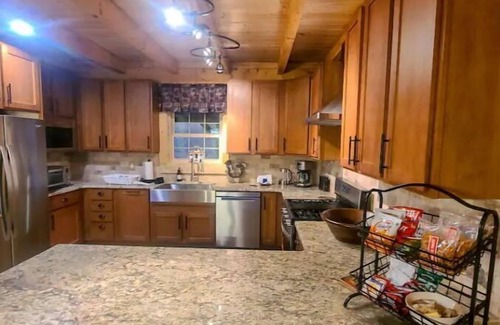 Ellijay Cabin | 4-bedroom cabin on 5 acres with game room hot tub and bar