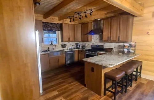 Ellijay Cabin | 4-bedroom cabin on 5 acres with game room hot tub and bar
