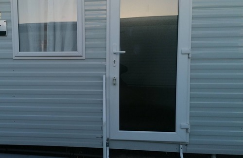 Clacton-on-Sea Ski Chalet | 4-bedroom Caravan/static Home in Clacton-on-sea