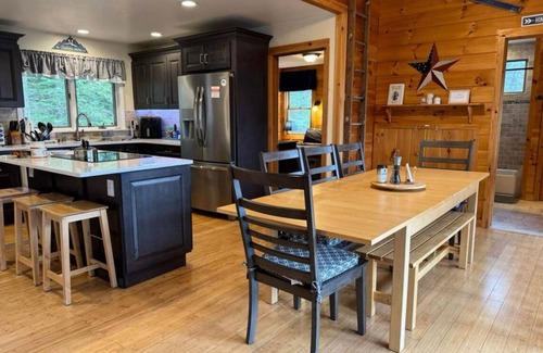 Wilmington Ski Chalet | 4-bedroom chalet with outdoor hot tub in lovely Wilmington with WiFi