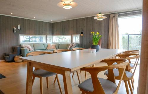 Arendal House | 4 Bedroom Cozy Home In Færvik