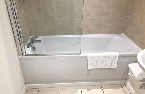 Ashton-under-Lyne House | 4 Bedroom Home - Sleeps 7, Pet Friendly & Parking