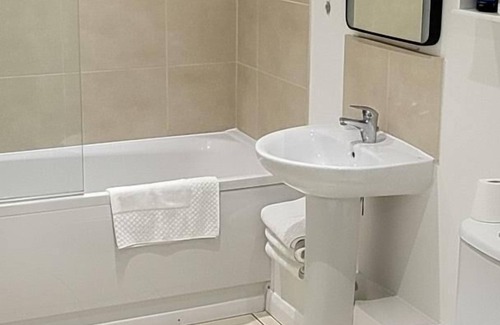 Ashton-under-Lyne House | 4 Bedroom Home - Sleeps 7, Pet Friendly & Parking