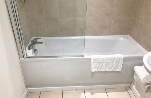 Ashton-under-Lyne House | 4 Bedroom Home - Sleeps 7, Pet Friendly & Parking
