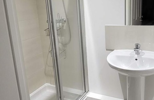 Ashton-under-Lyne House | 4 Bedroom Home - Sleeps 7, Pet Friendly & Parking