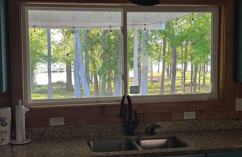 Lincolnton Cottage | 4-bedroom home on Clark’s Hill Lake with, AC, WiFi, Covered Dock & Boat Ramp.