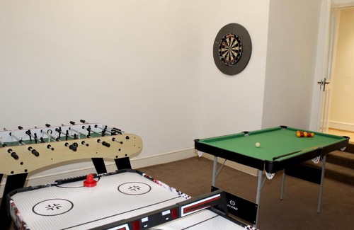 Dewsbury House | 4 bedroom home with games room - perfect for families, groups and contractors!