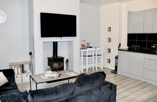 Dewsbury House | 4 bedroom home with games room - perfect for families, groups and contractors!