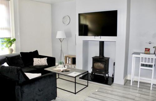 Dewsbury House | 4 bedroom home with games room - perfect for families, groups and contractors!