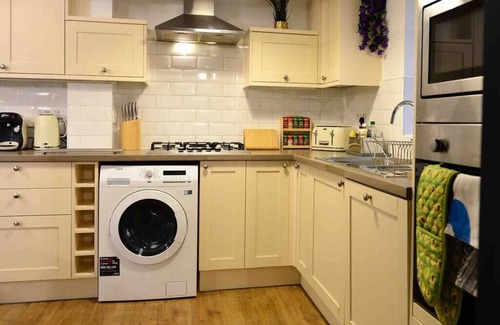 Canterbury House | 4 Bedroom House - Big Discount Long Stays!
