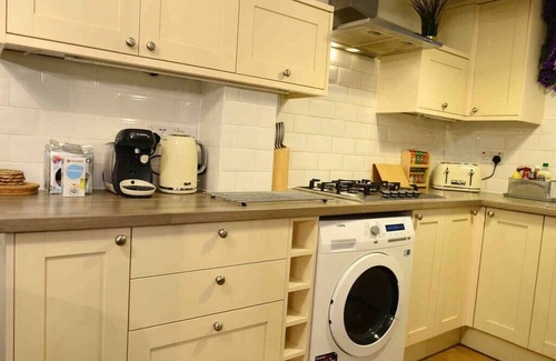 Canterbury House | 4 Bedroom House - Big Discount Long Stays!