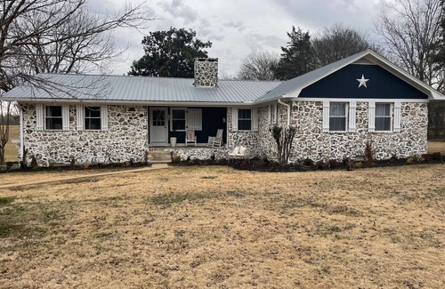 New Albany House | 4-bedroom house in nice New Albany with AC