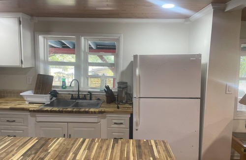 Summerville House | 4-bedroom house in adorable Summerville with AC