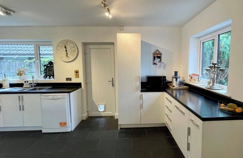 Trafford House | 4 Bedroom House, Sleeps 8- Hot Tub, Pets, Parking