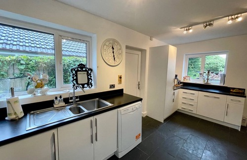Trafford House | 4 Bedroom House, Sleeps 8- Hot Tub, Pets, Parking