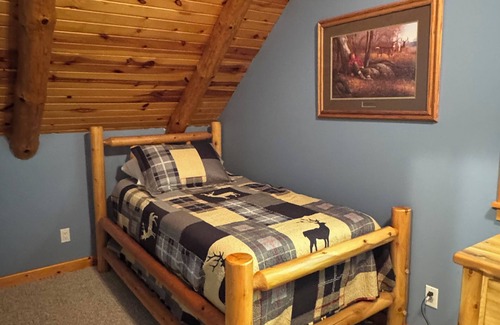 Barryton Cabin | 4-bedroom log cabin lodge with Heated in-ground pool, fiber internet and AC