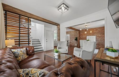 Kitchener Apartment | 4 Bedroom Luxury House, Free Parking, Next to LRT, Kitchener Downtown, near Chicopee Ski Club