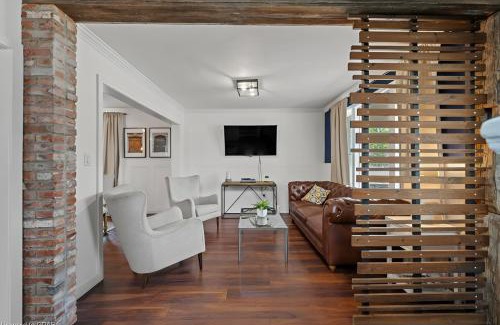 Kitchener Apartment | 4 Bedroom Luxury House, Free Parking, Next to LRT, Kitchener Downtown, near Chicopee Ski Club