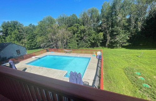 Sussex House | 4 Bedroom Pool Oasis - 10 min. to Ski & Golf