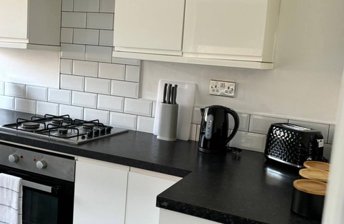 Grimsby House | 4 Bedroom Refurbished Workers Haven
