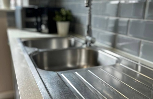 Grimsby House | 4 Bedroom Refurbished Workers Haven